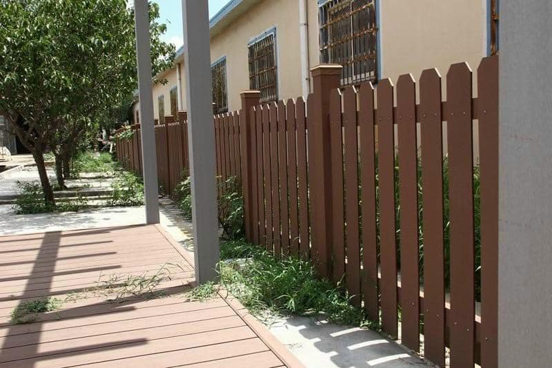 Hàng Rào Gỗ Nhựa Ngoài Trời