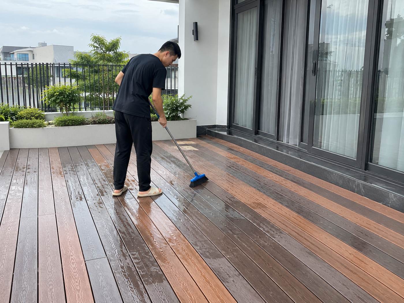 hình ảnh minh họa cách vệ sinh sàn gỗ nhựa ngoài trời