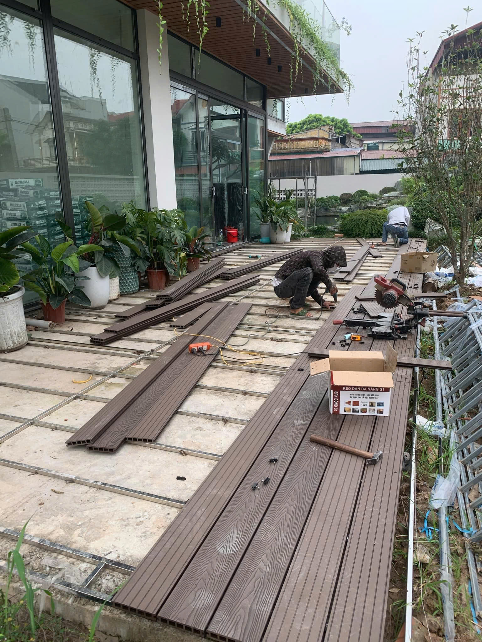 sàn gỗ nhựa ngoài trời cho không gian sân vườn 