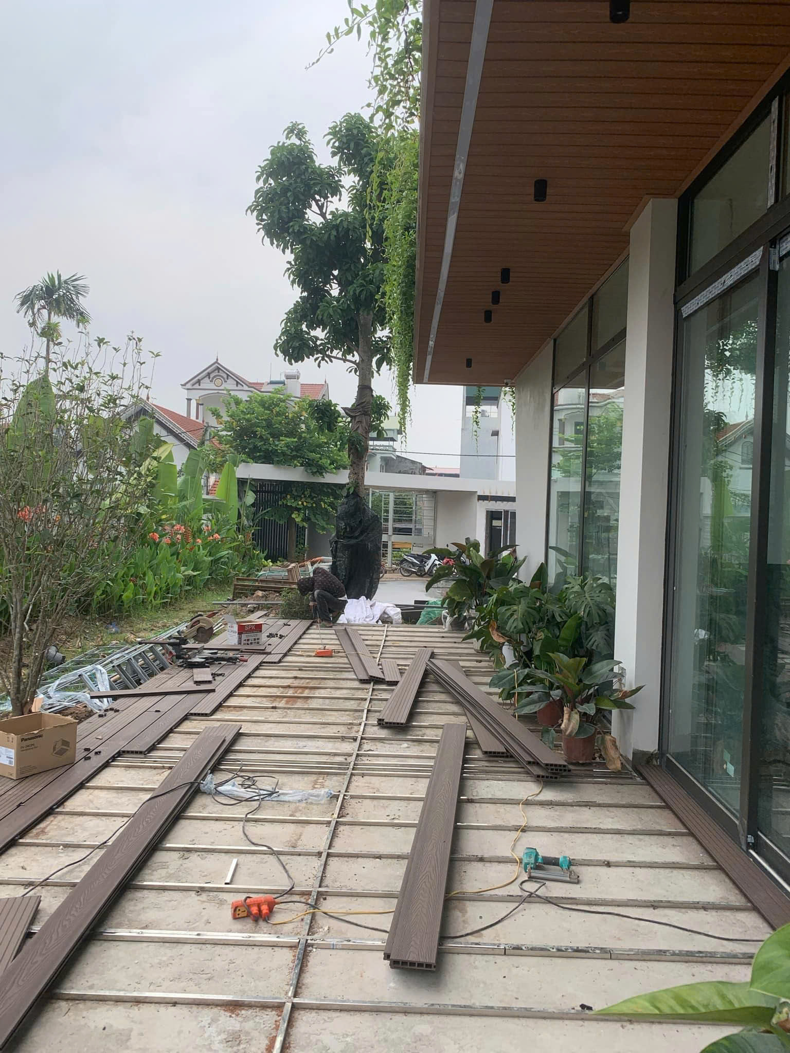 thi công và hoàn thiện sàn gỗ nhựa ngoài trời