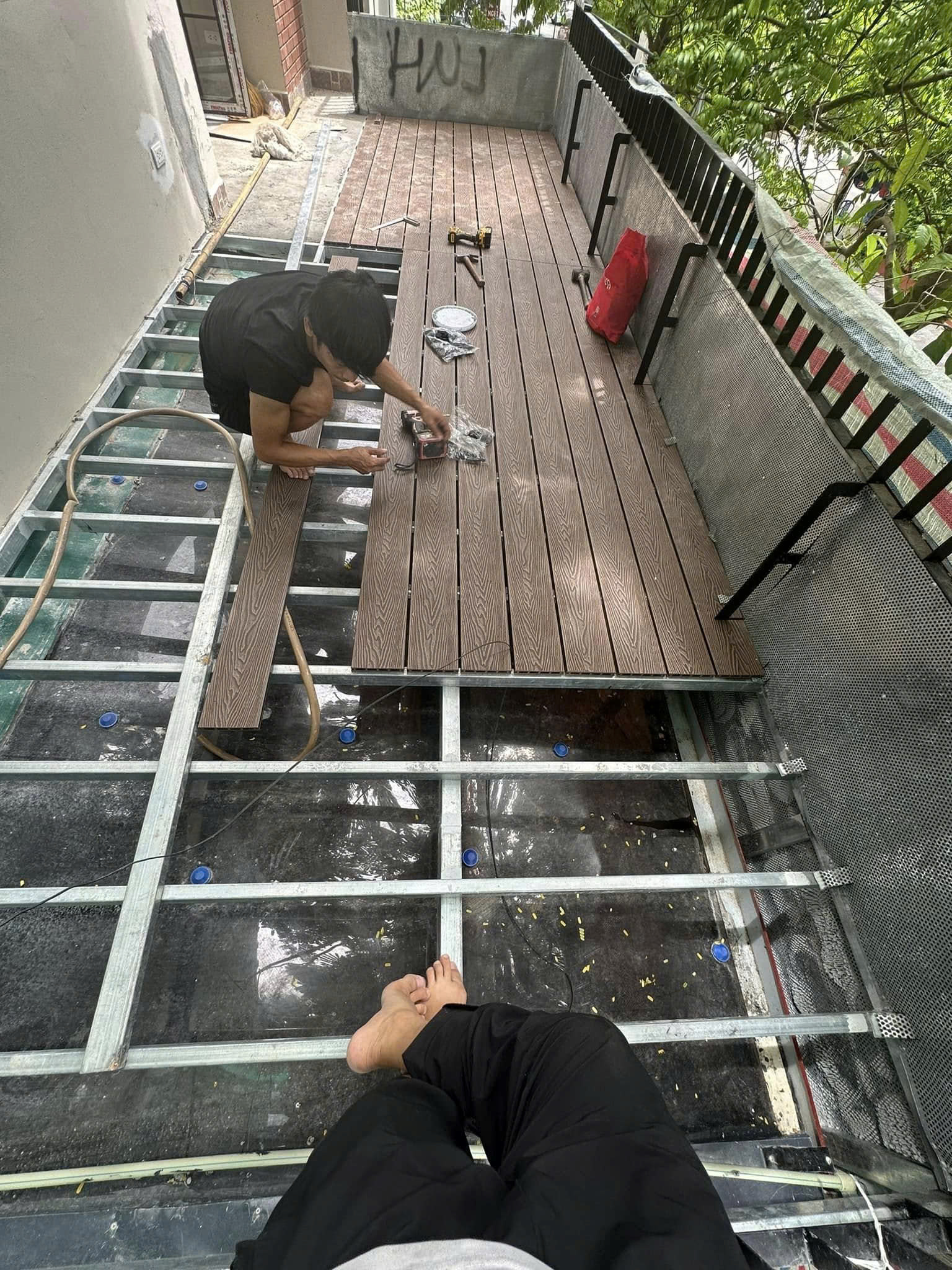 thi công sàn gỗ nhựa ngoài trời 
