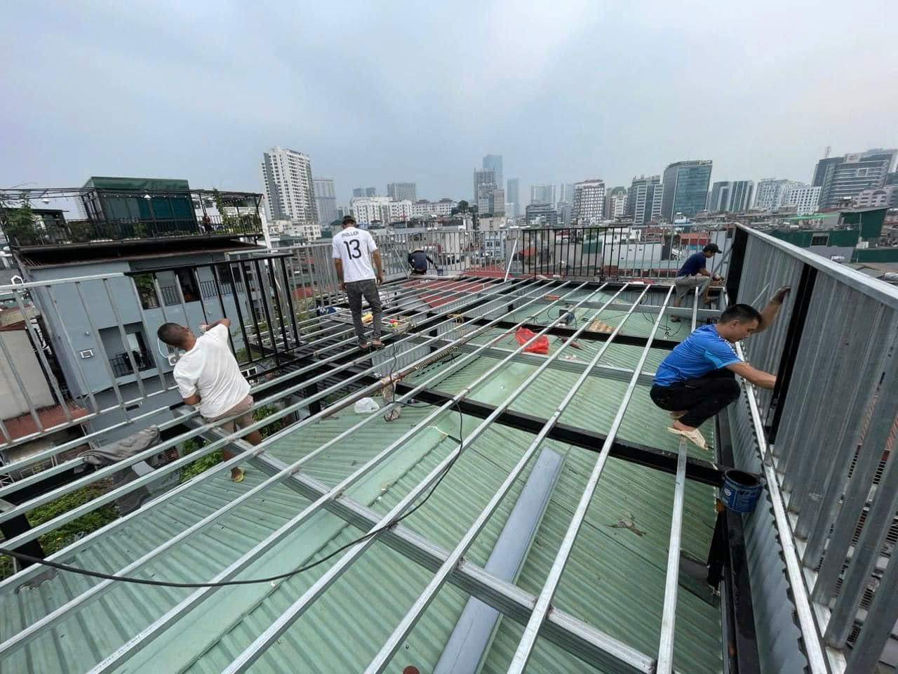 lắp đặt khung xương thép hộp để thi công sàn gỗ nhựa ngoài trời 