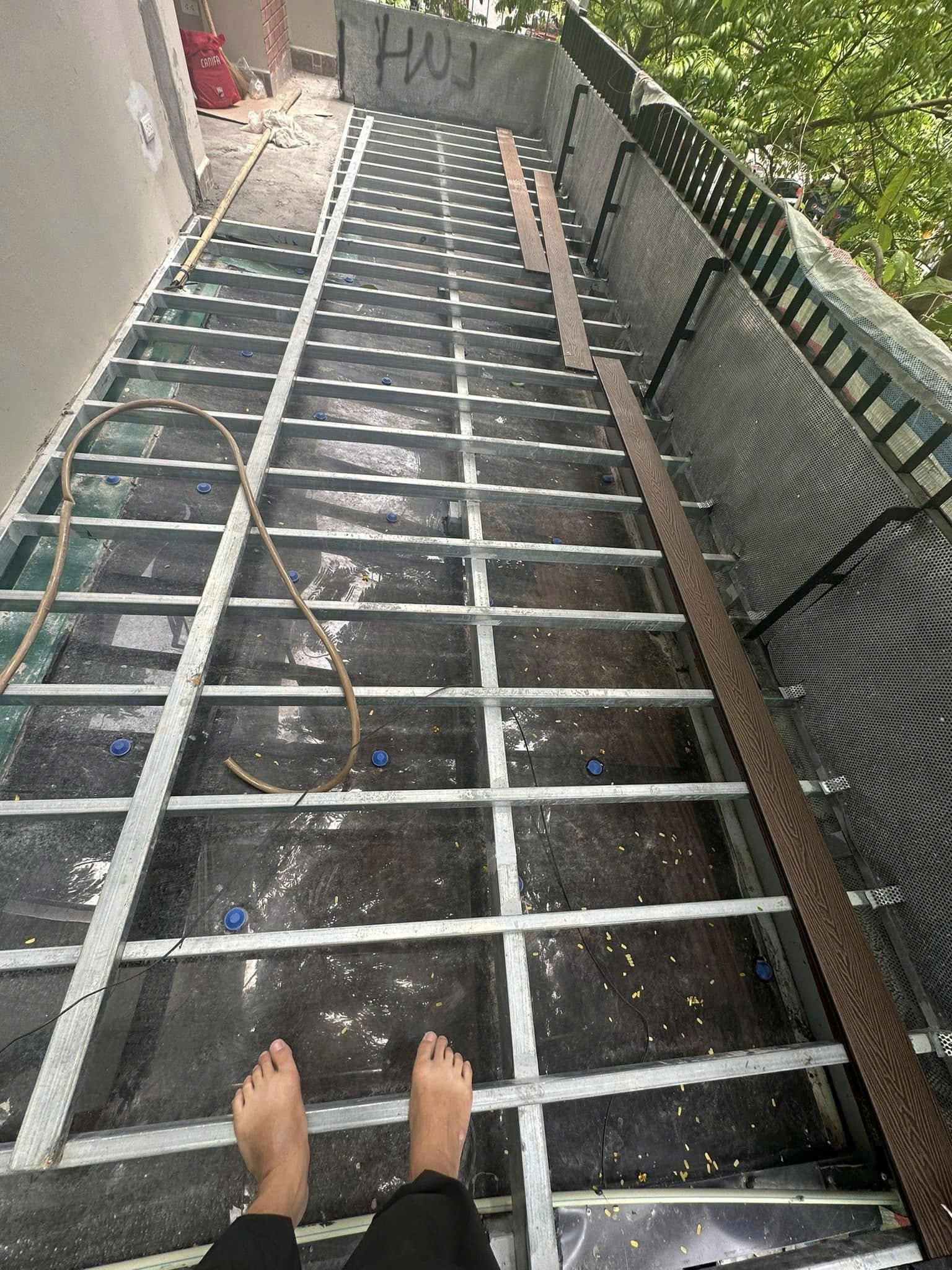 khoảng cách xương đà thi công sàn gỗ nhựa ngoài trời